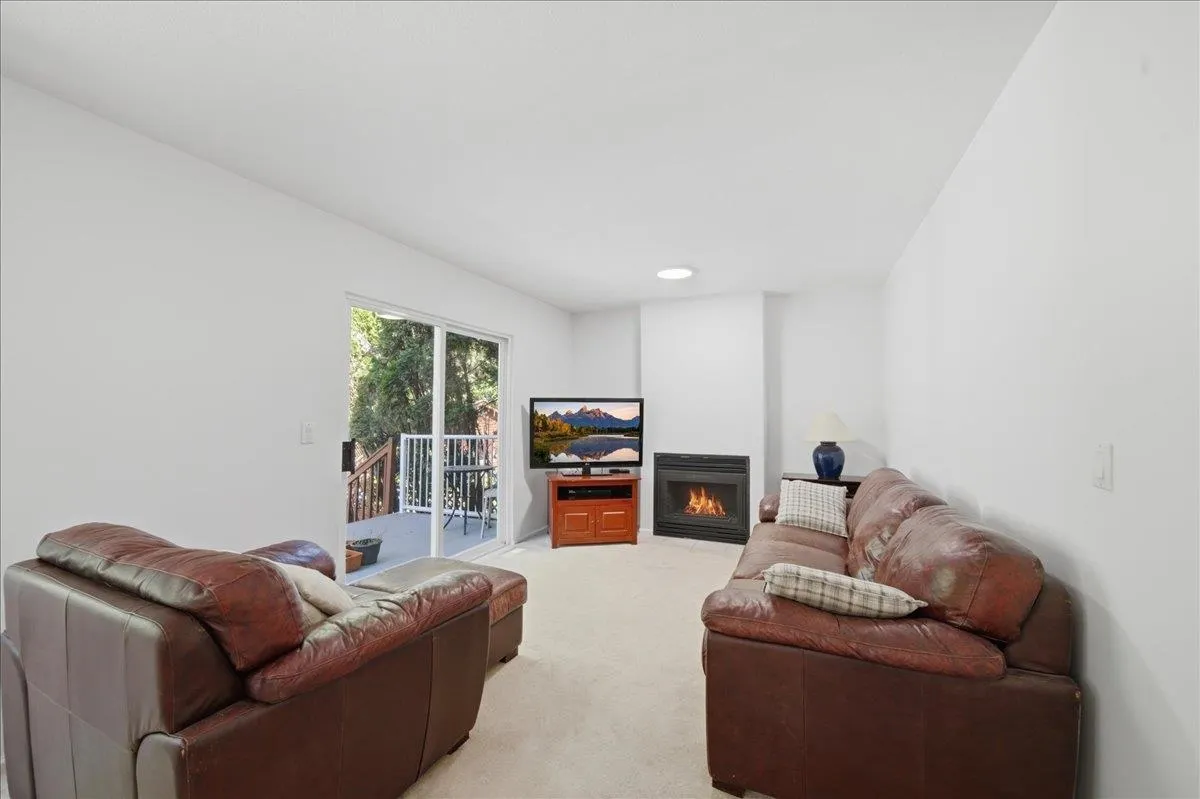 1594 Plateau Crescent