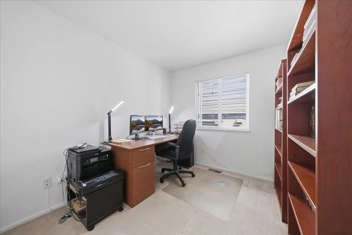 1594 Plateau Crescent