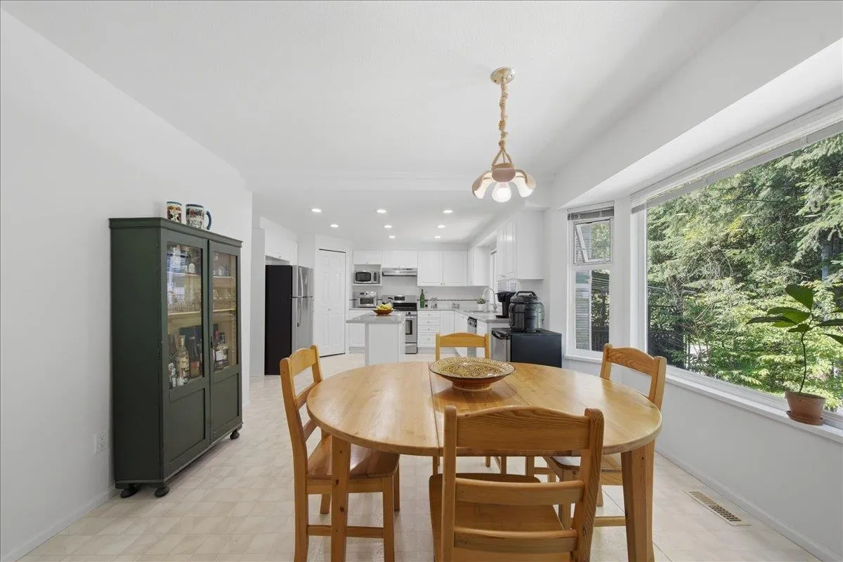 1594 Plateau Crescent