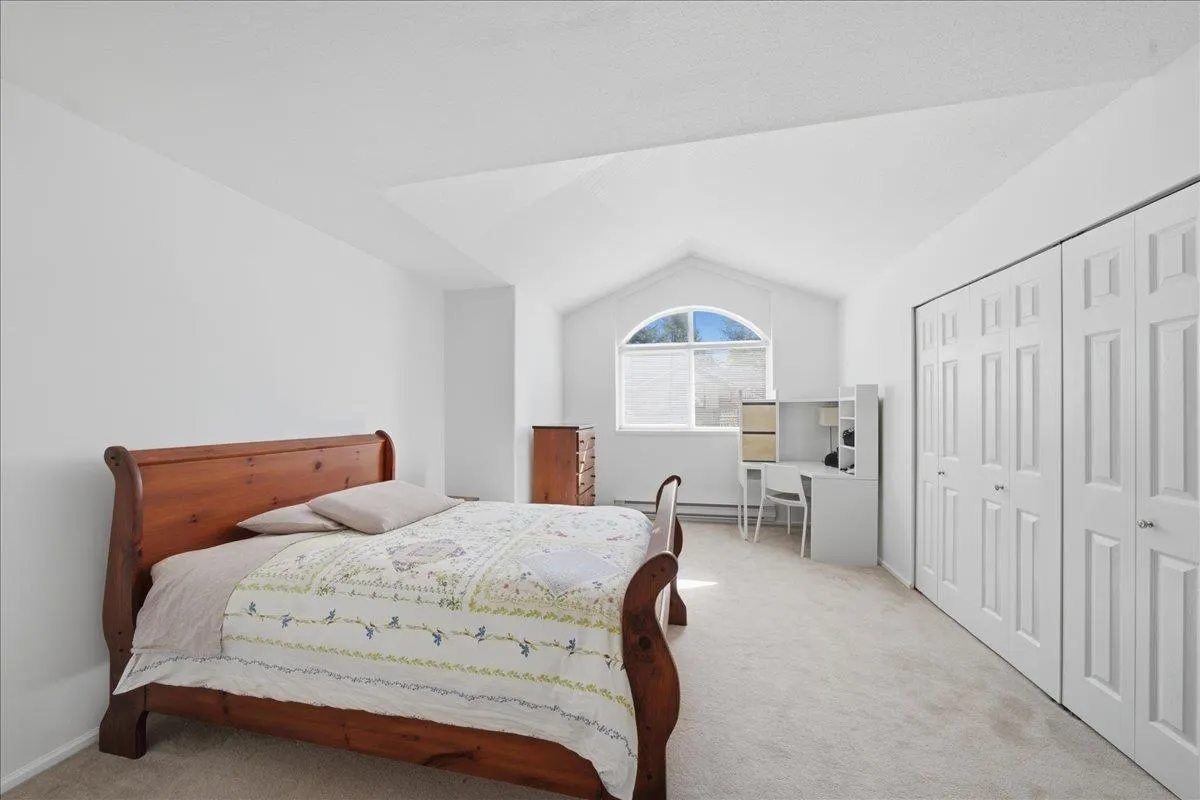1594 Plateau Crescent