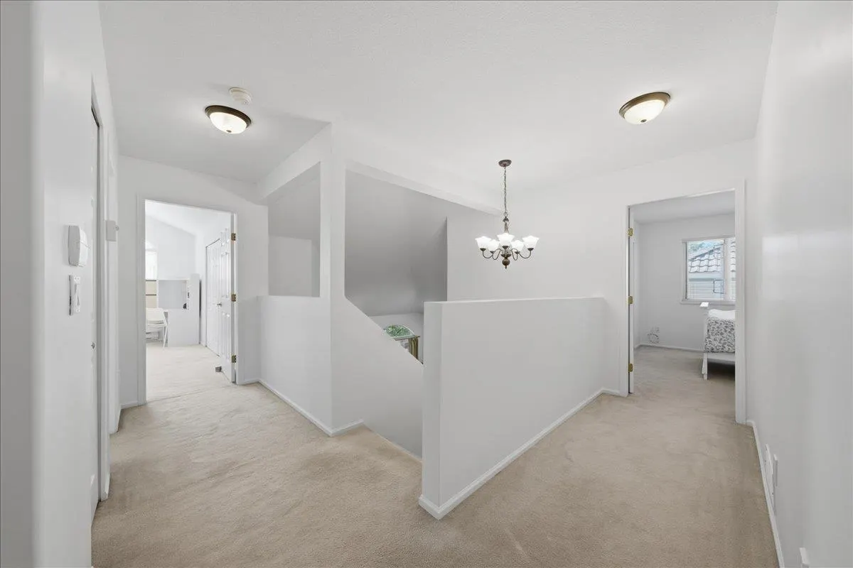 1594 Plateau Crescent