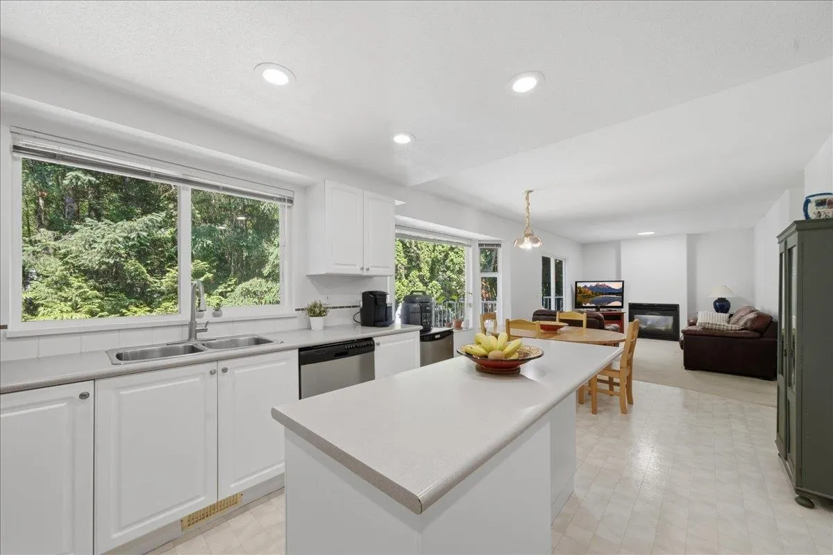 1594 Plateau Crescent