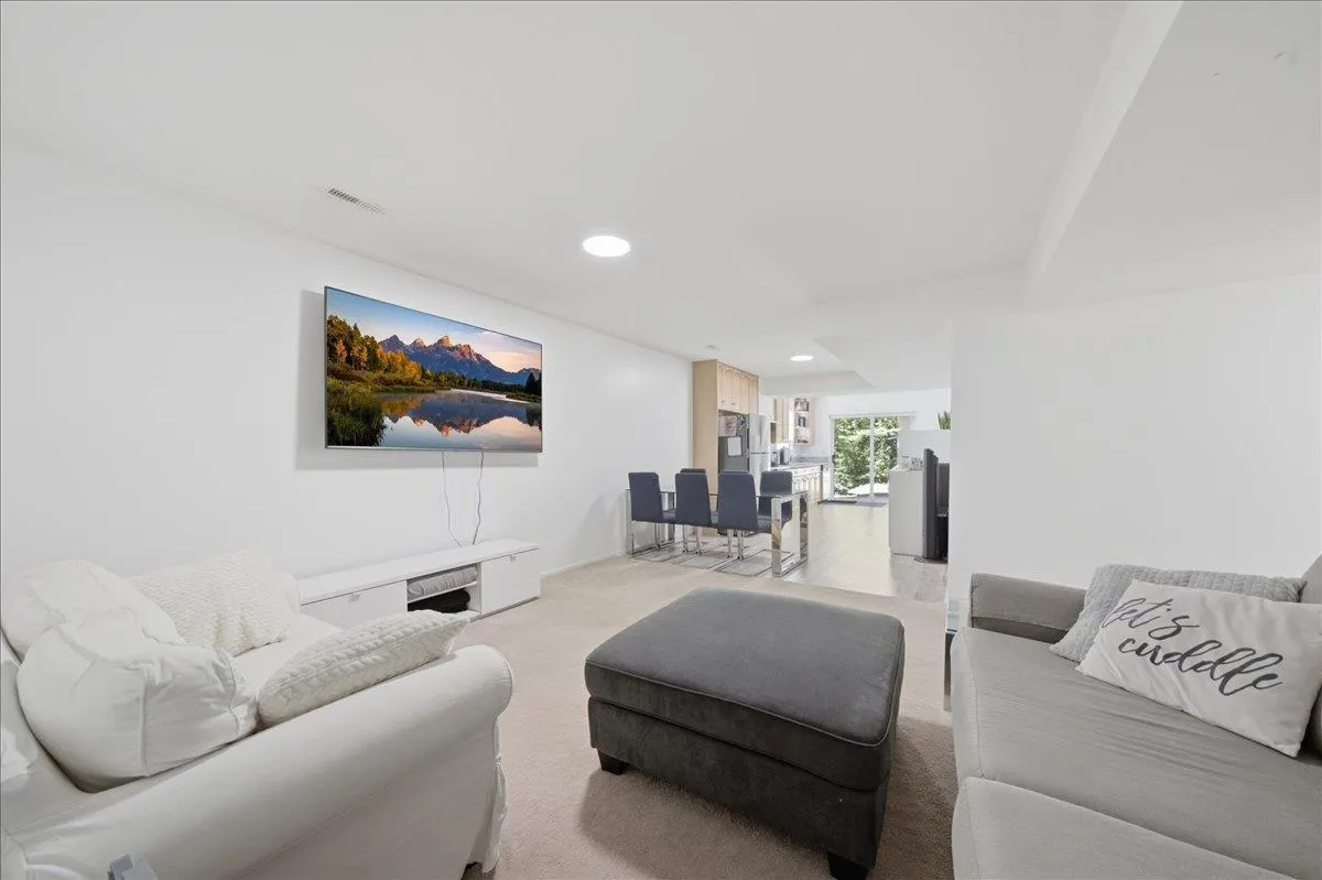 1594 Plateau Crescent