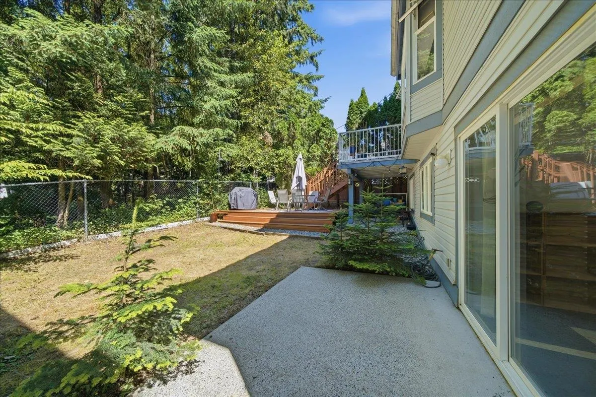 1594 Plateau Crescent