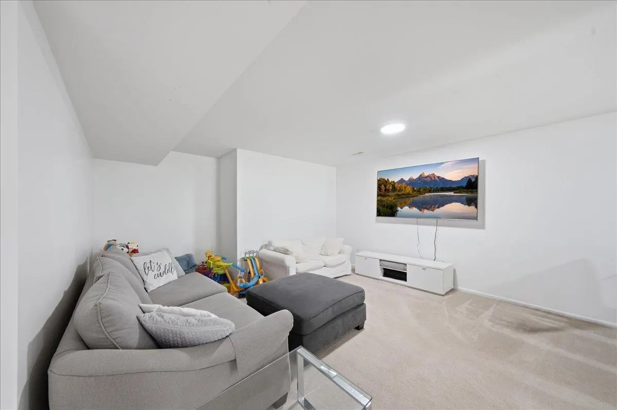 1594 Plateau Crescent