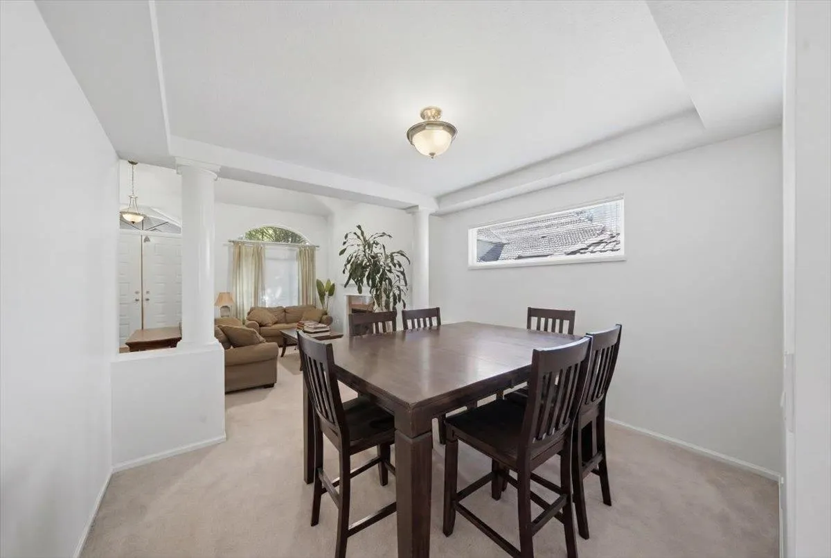 1594 Plateau Crescent
