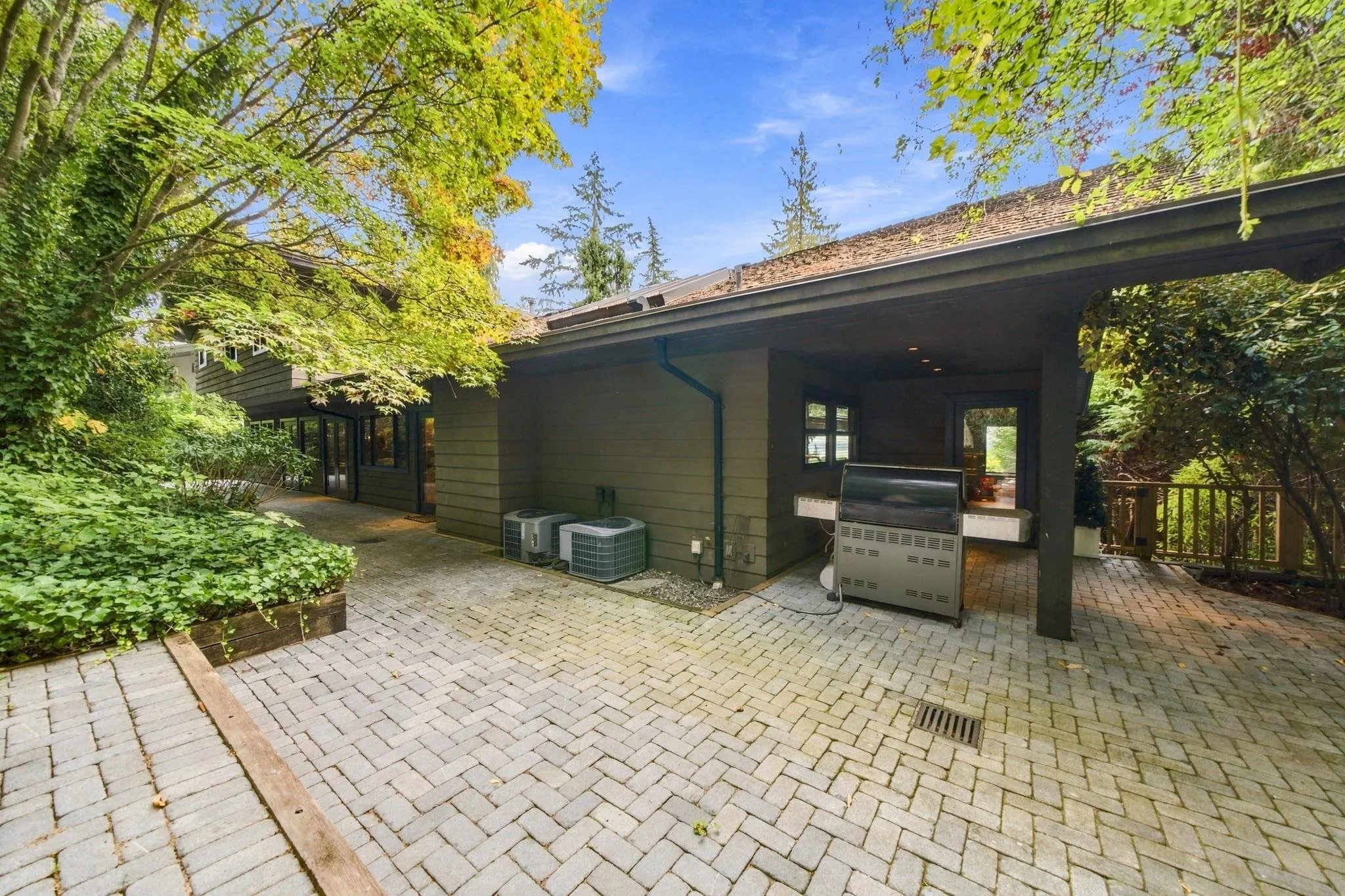 2953 Altamont Crescent