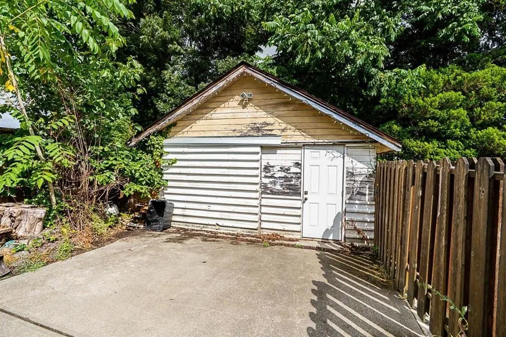 2224 Mouldstade Road
