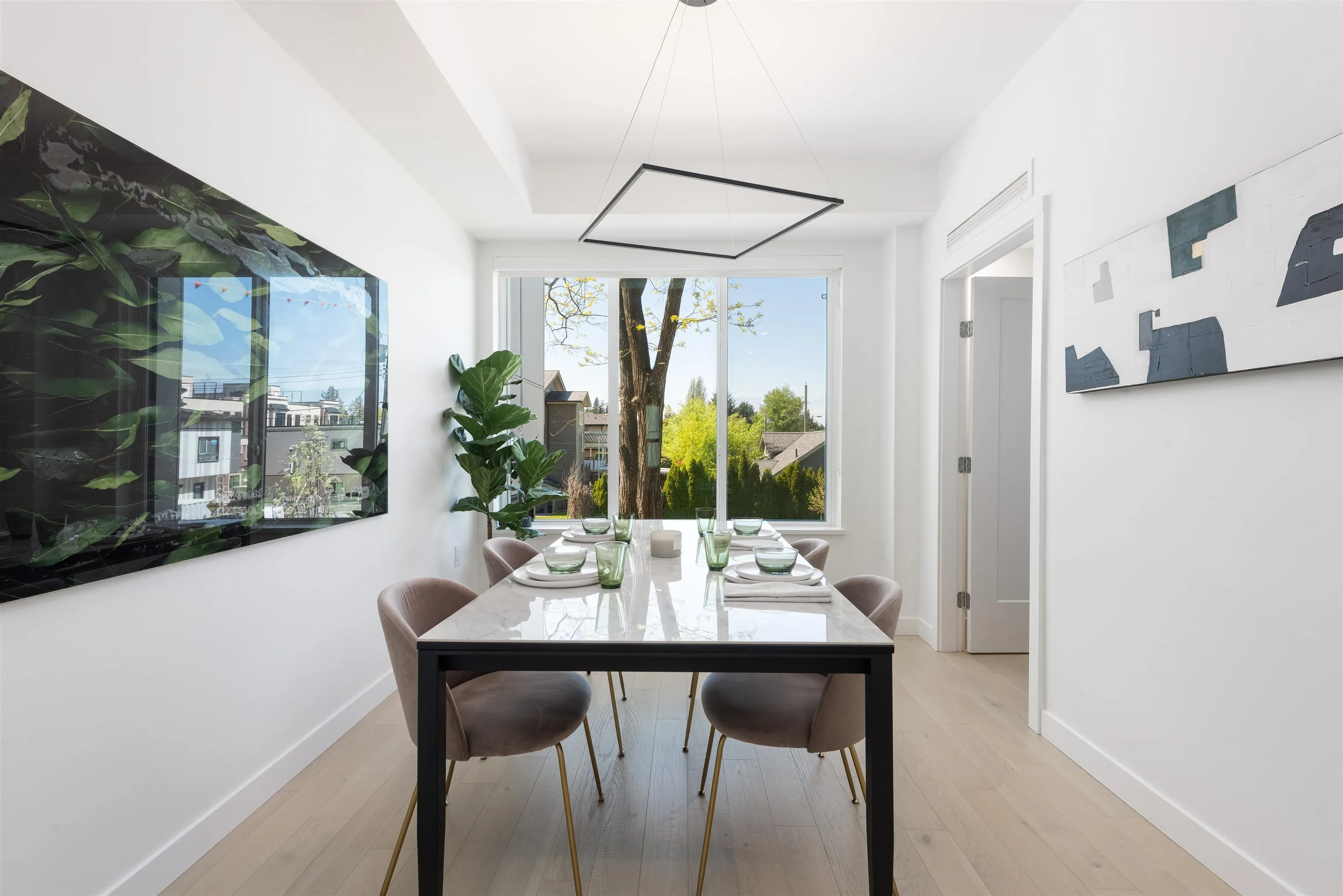 885 W 33rd Avenue