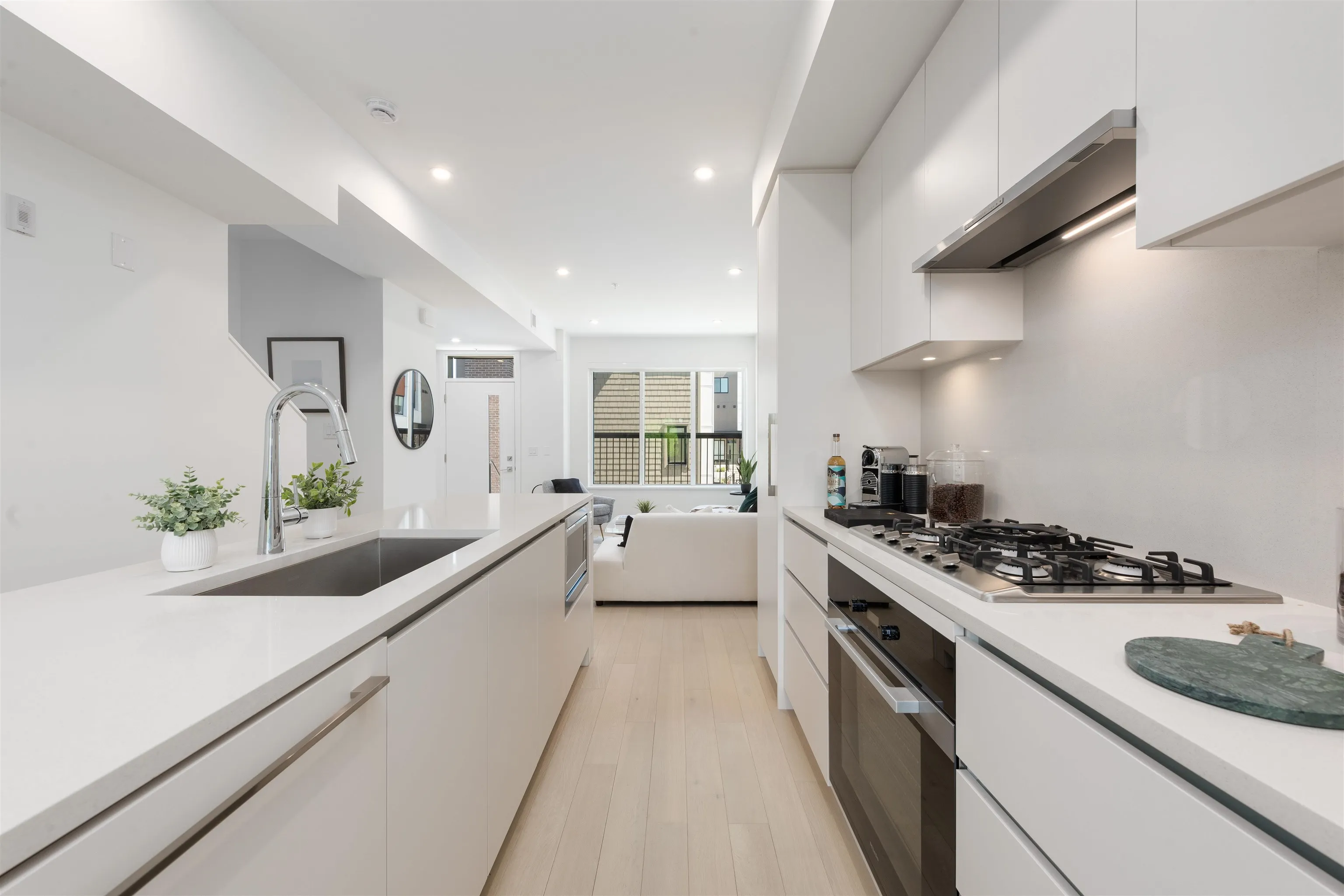 885 W 33rd Avenue