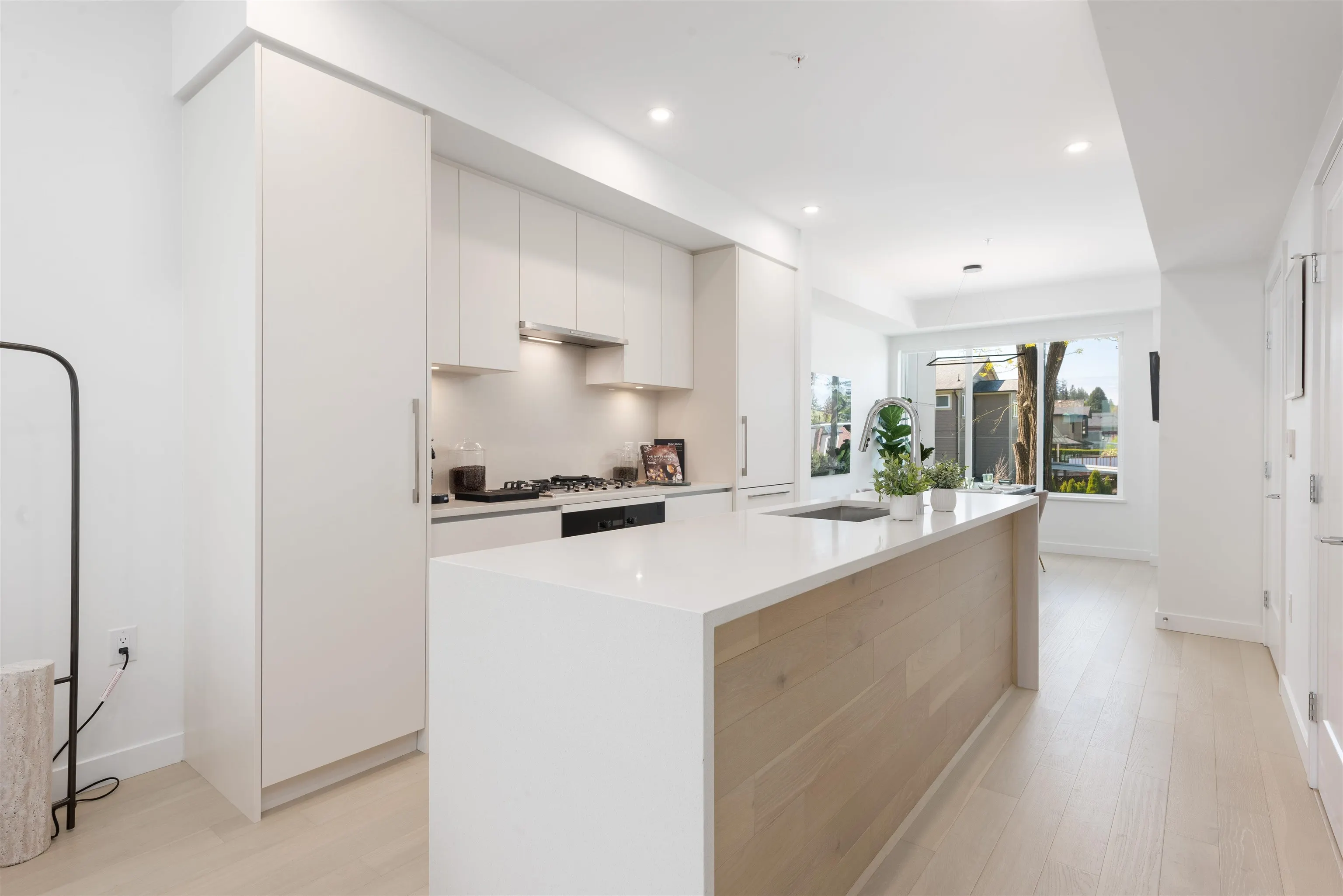 885 W 33rd Avenue