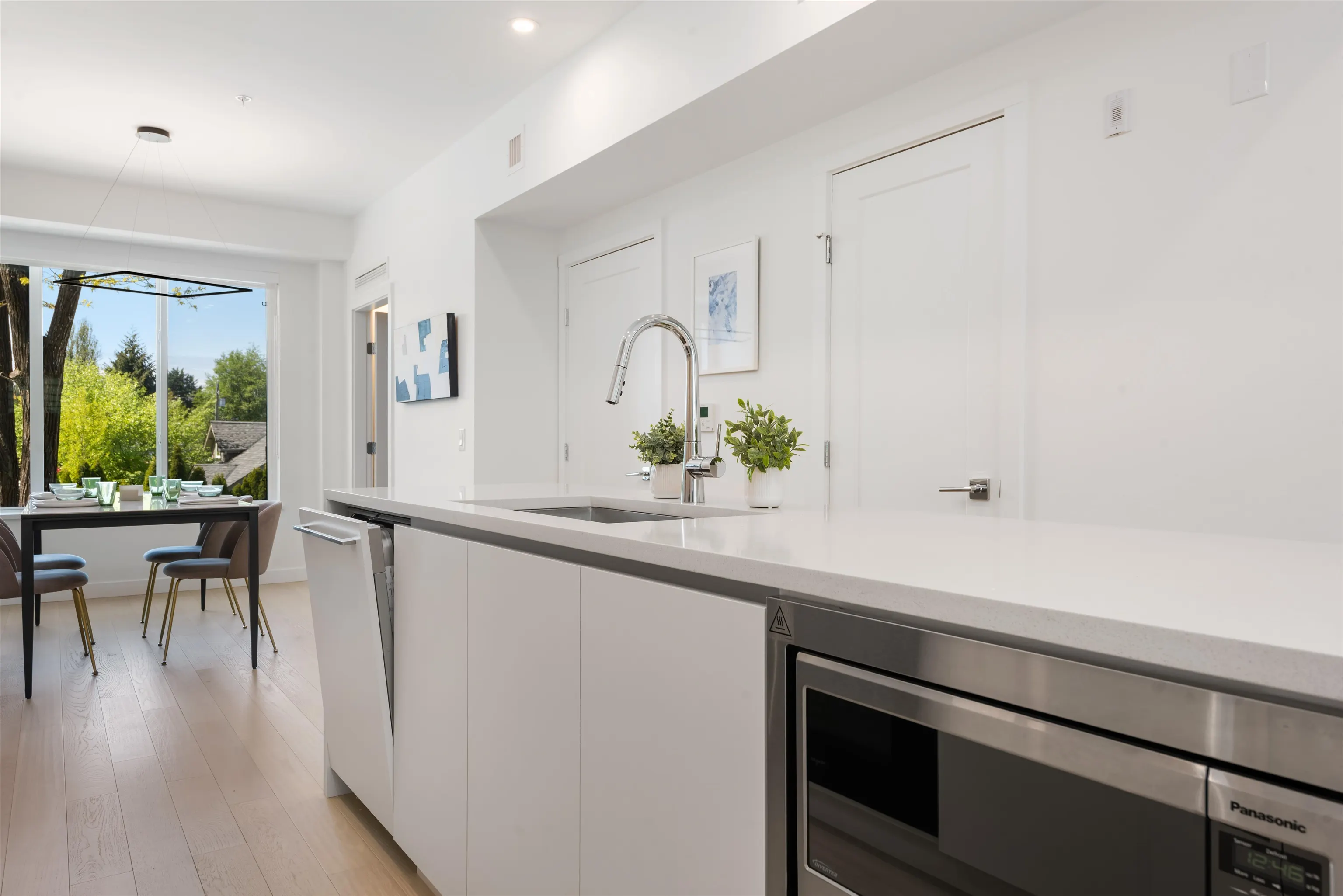 885 W 33rd Avenue