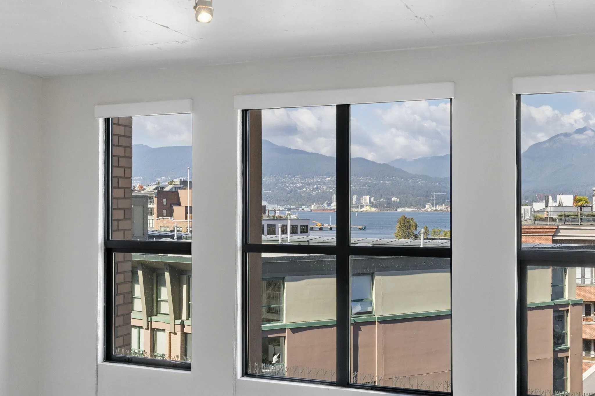 22 E Cordova Street #609