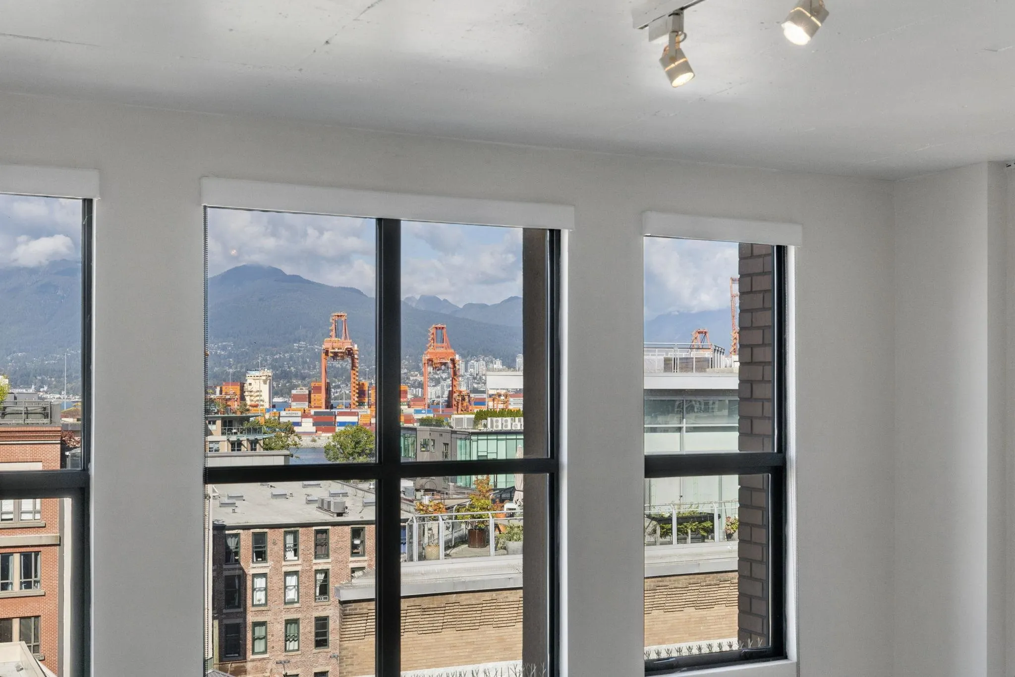 22 E Cordova Street #609
