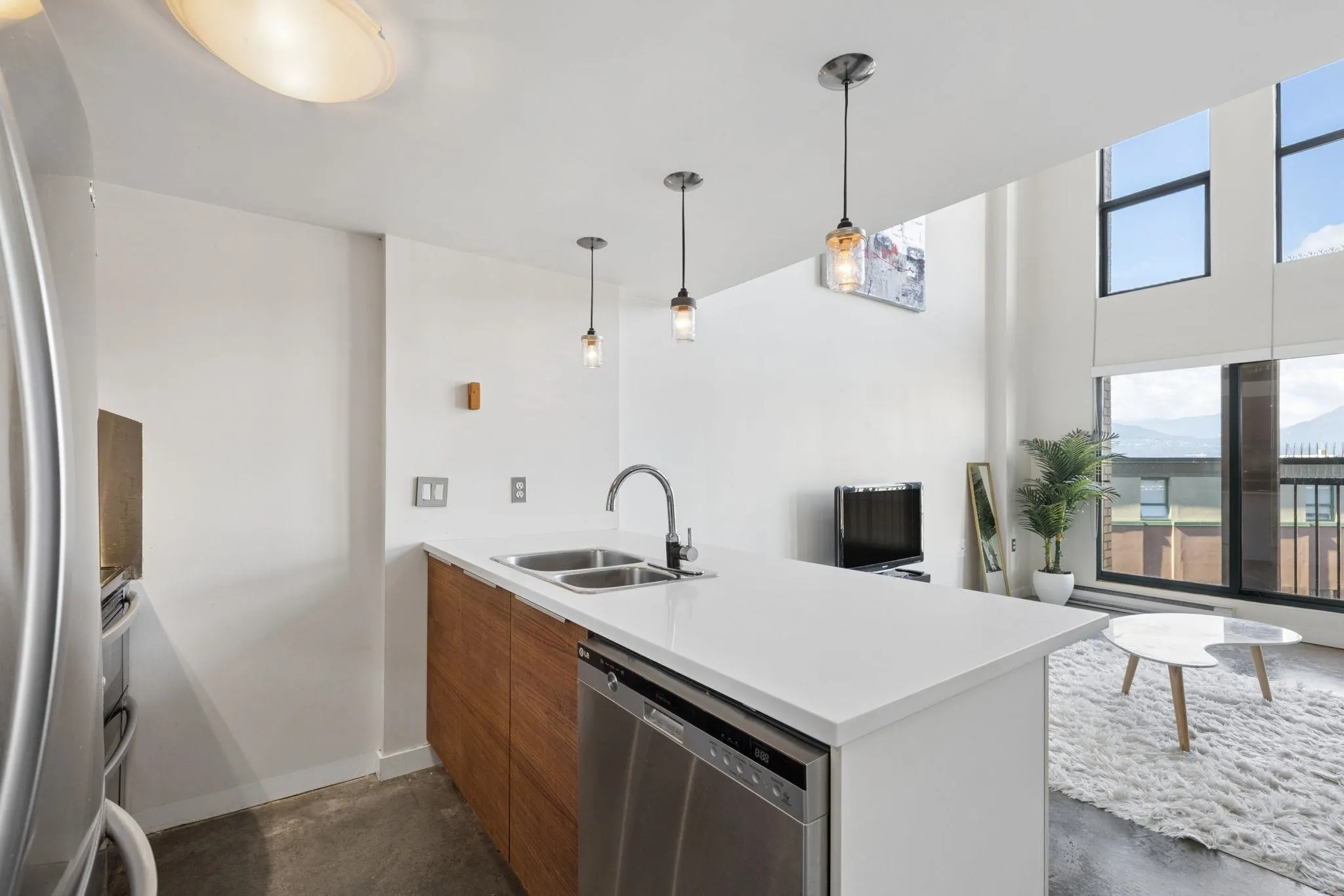 22 E Cordova Street #609
