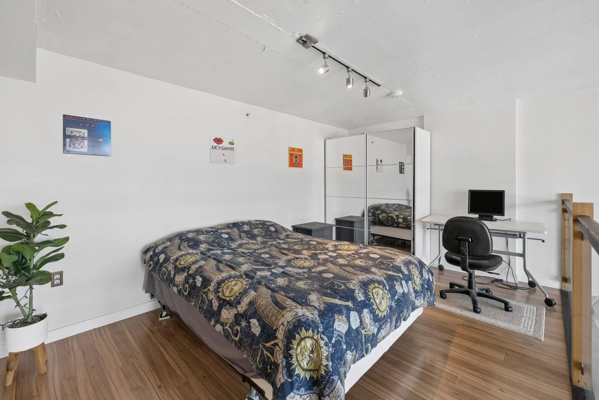 22 E Cordova Street #609