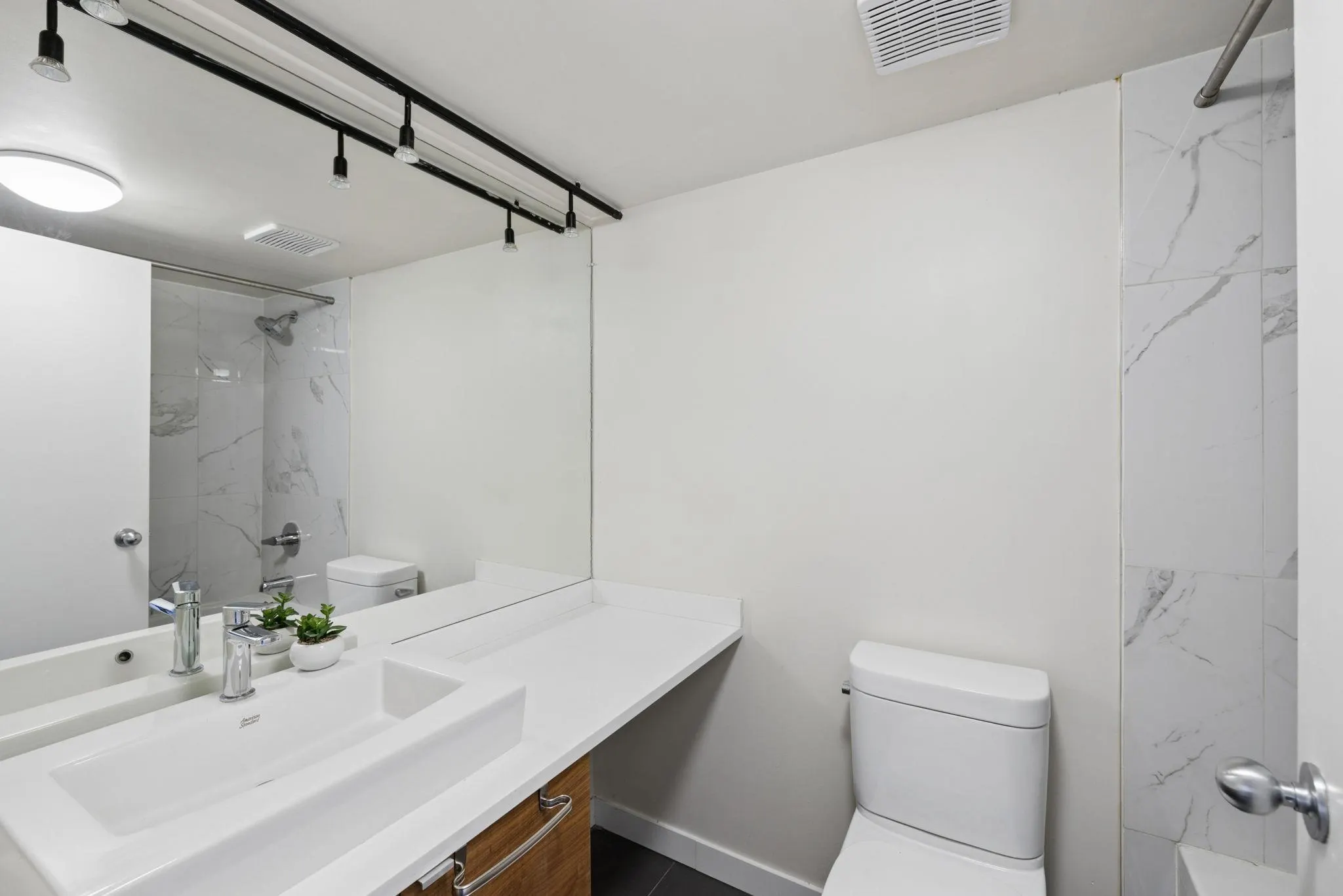 22 E Cordova Street #609