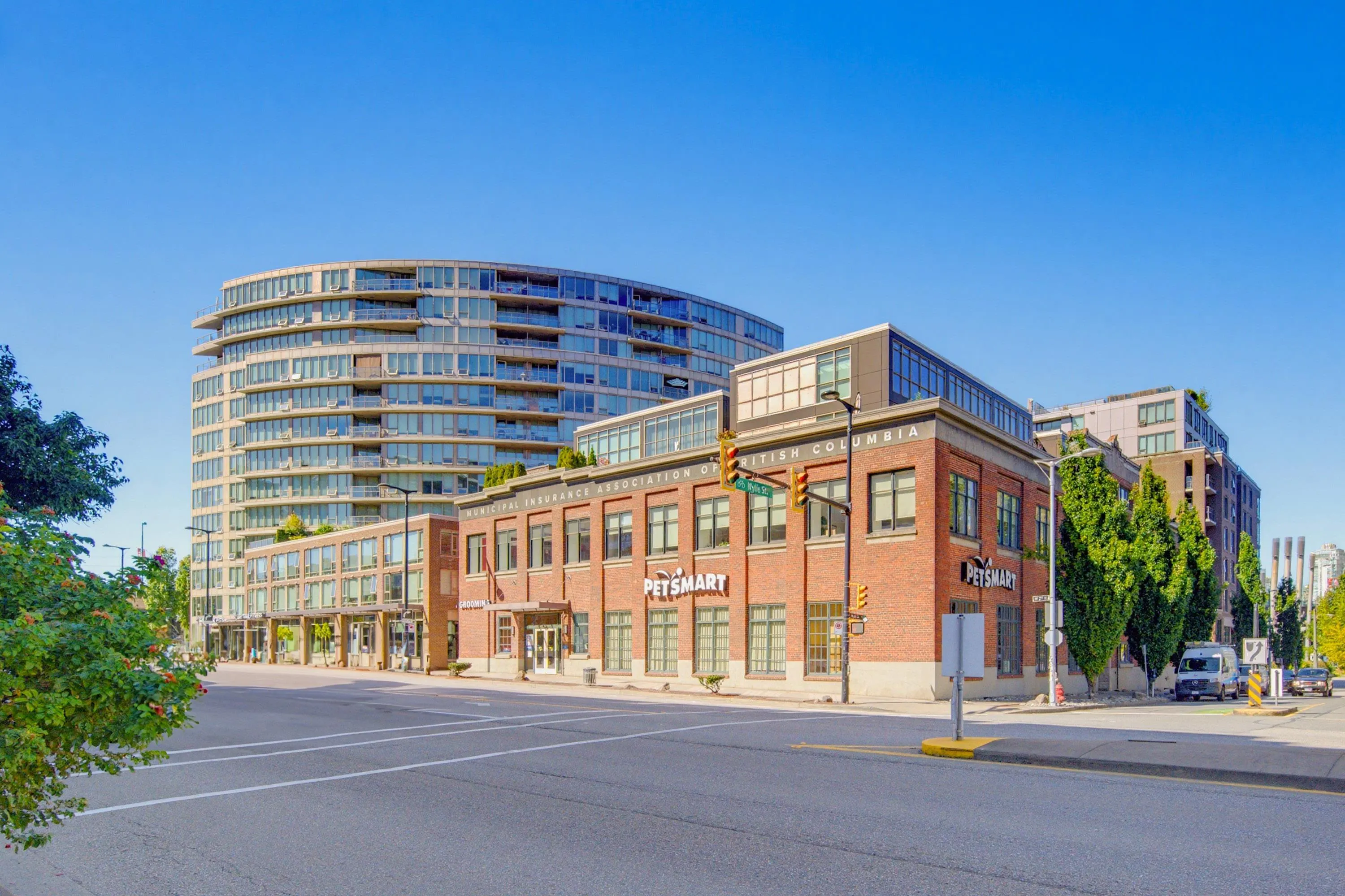 445 W 2nd Avenue #211