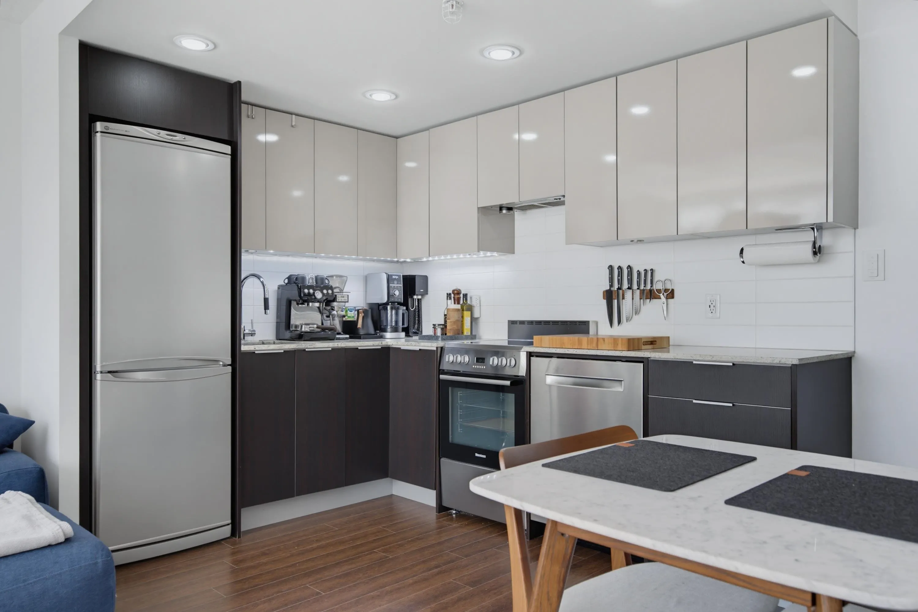445 W 2nd Avenue #211