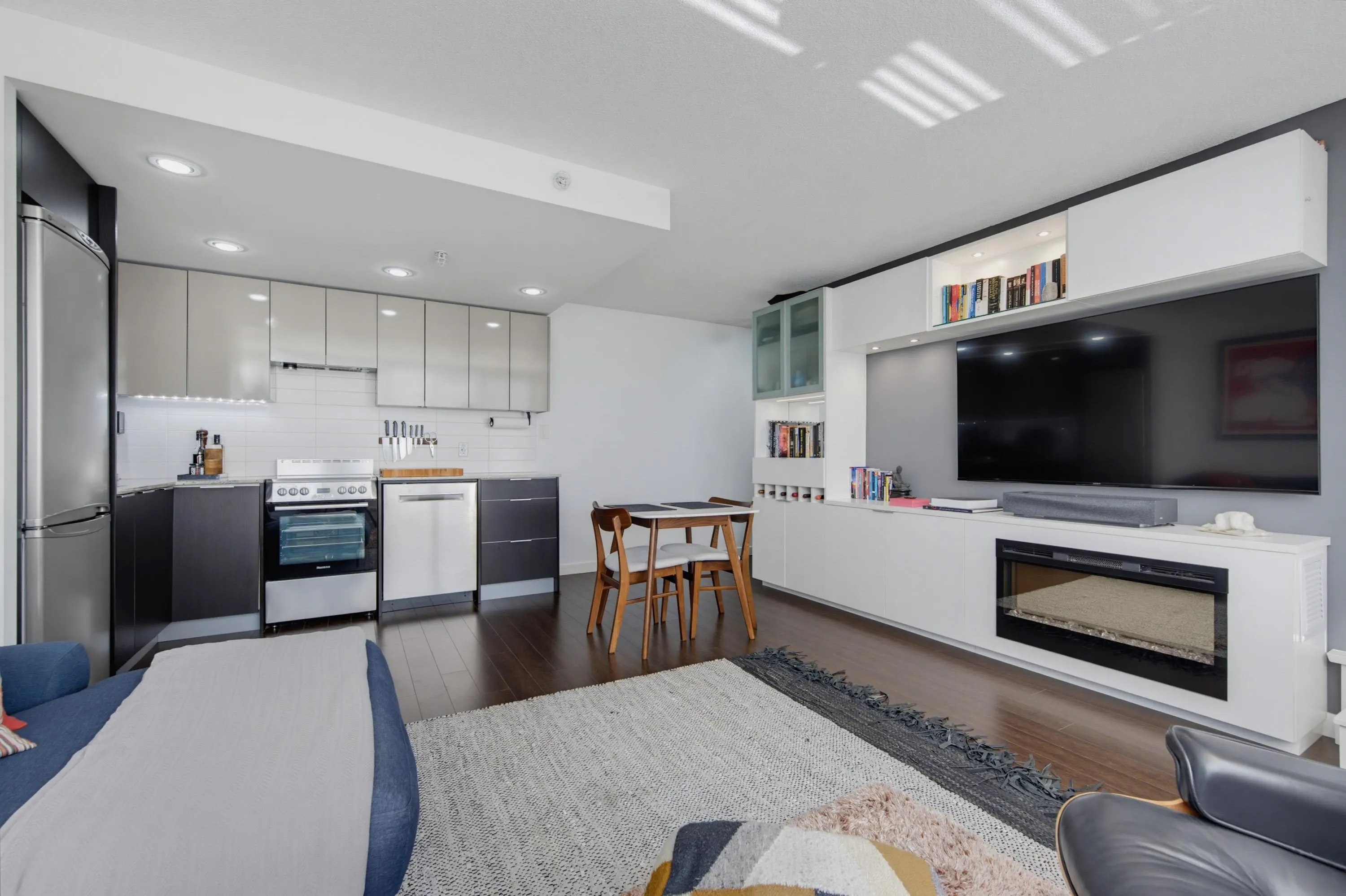 445 W 2nd Avenue #211