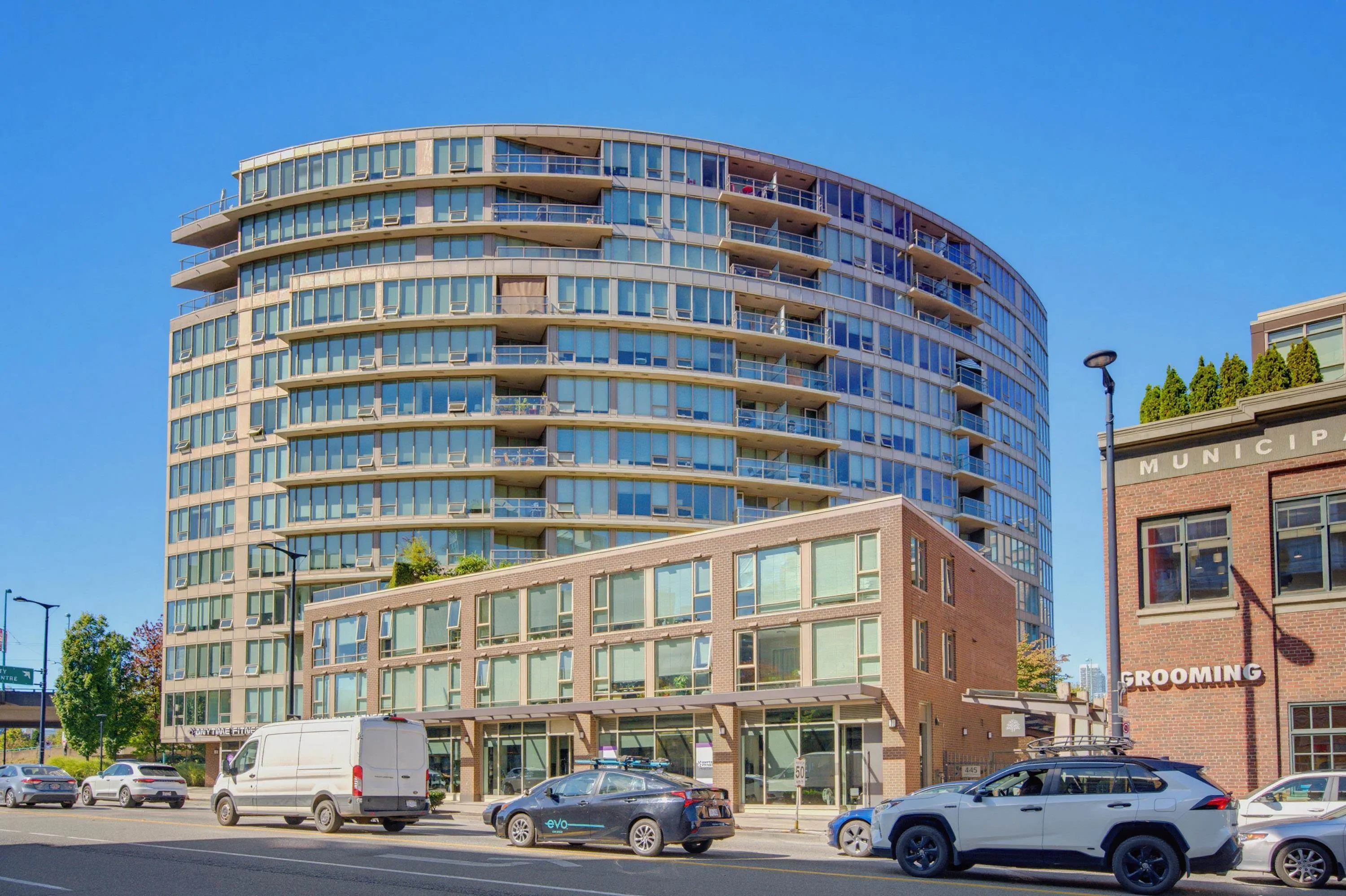 445 W 2nd Avenue #211