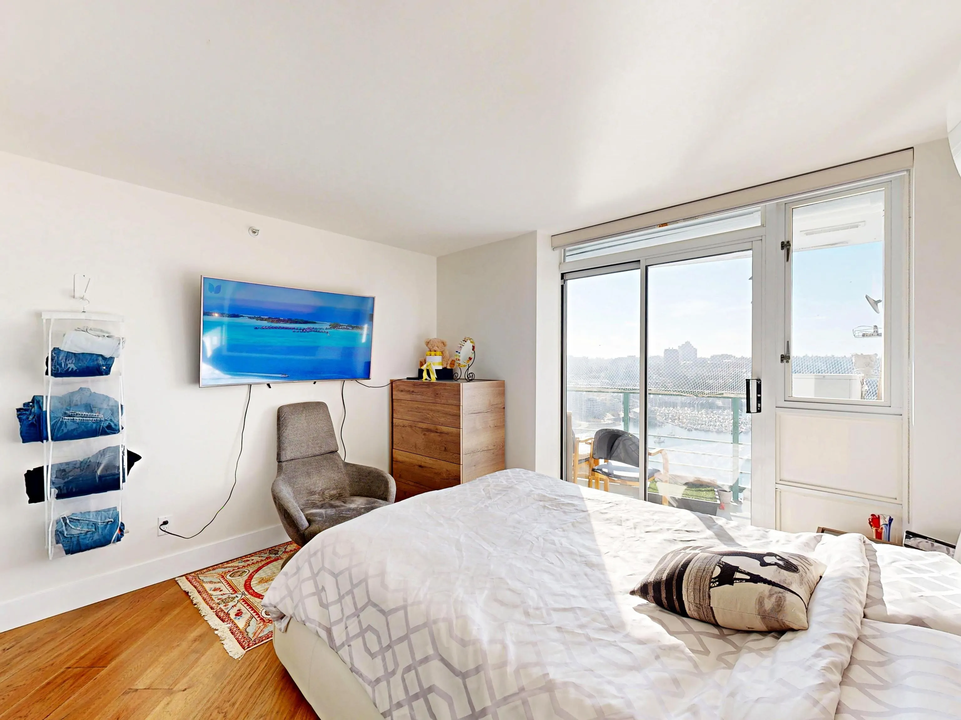 1033 Marinaside Crescent #2706