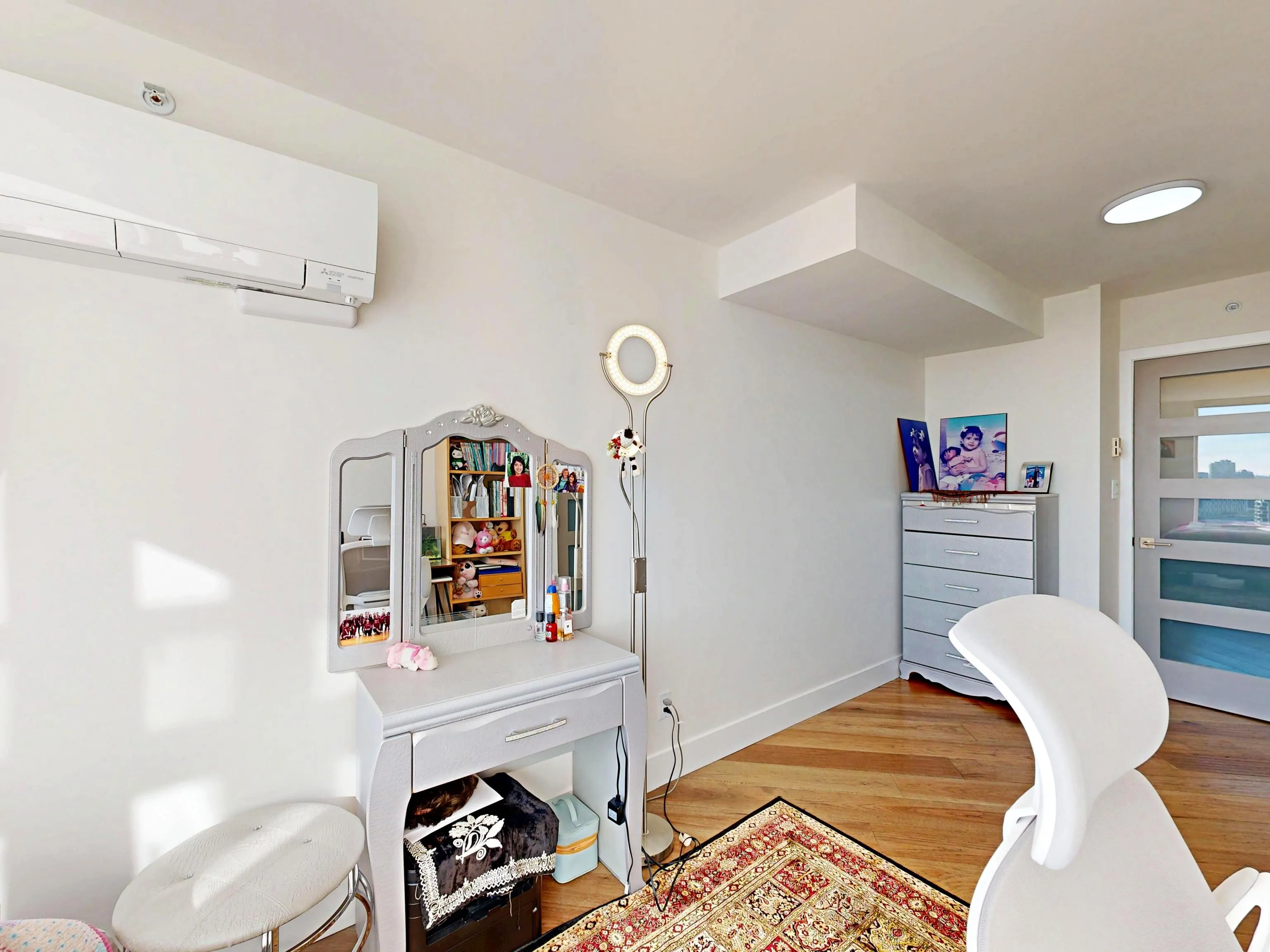 1033 Marinaside Crescent #2706