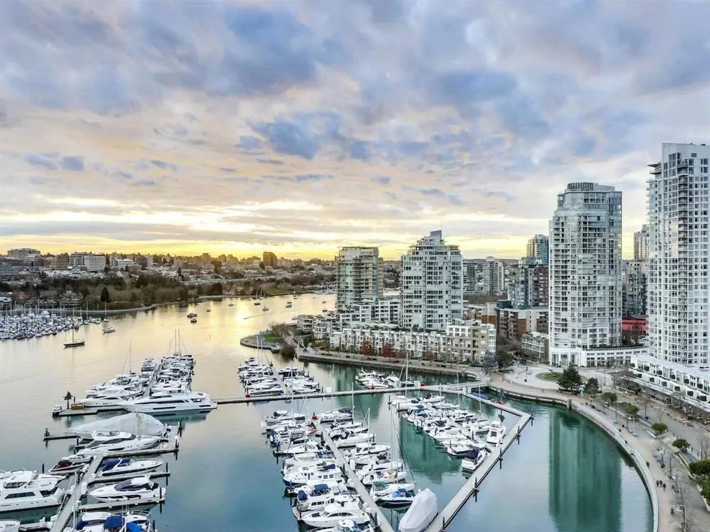 1033 Marinaside Crescent #2706