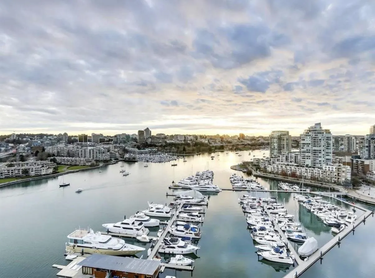 1033 Marinaside Crescent #2706