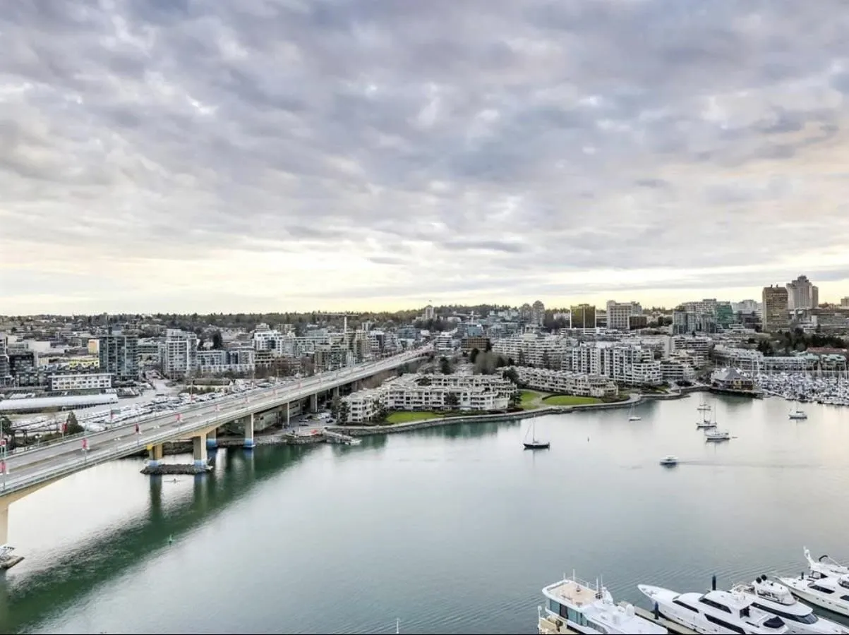1033 Marinaside Crescent #2706