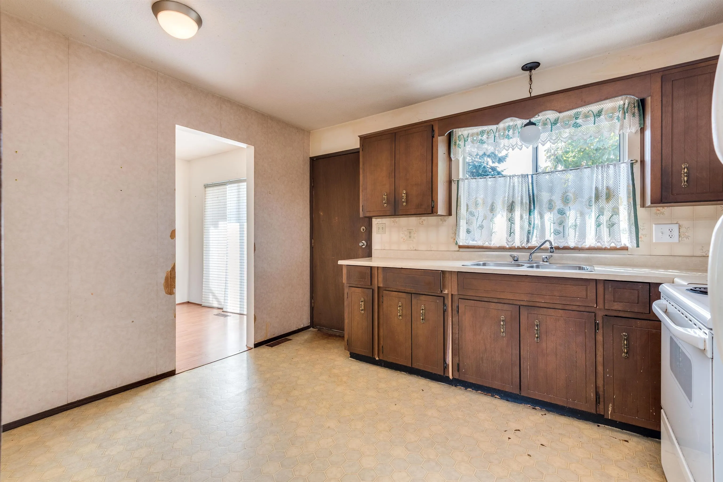 1260 Victoria Drive
