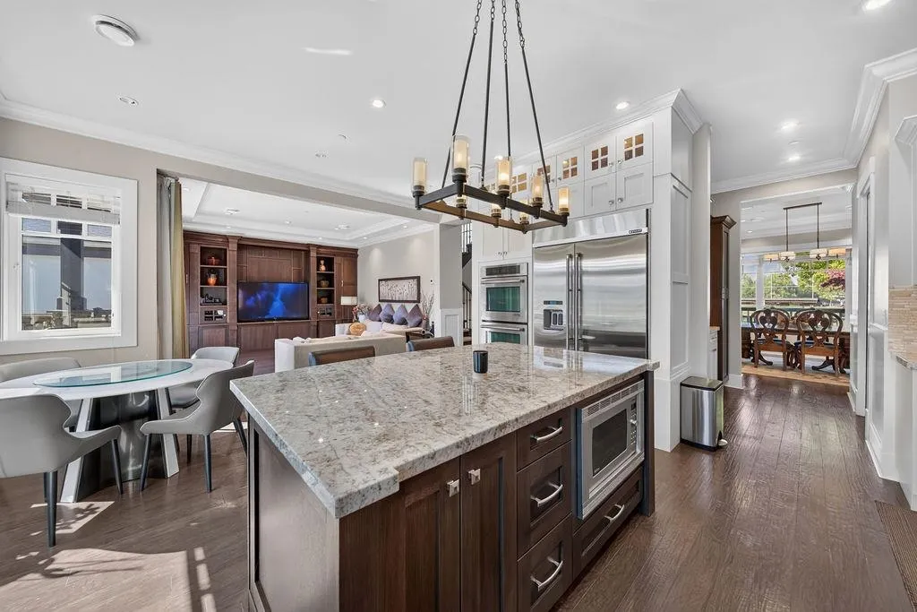 2398 Oliver Crescent