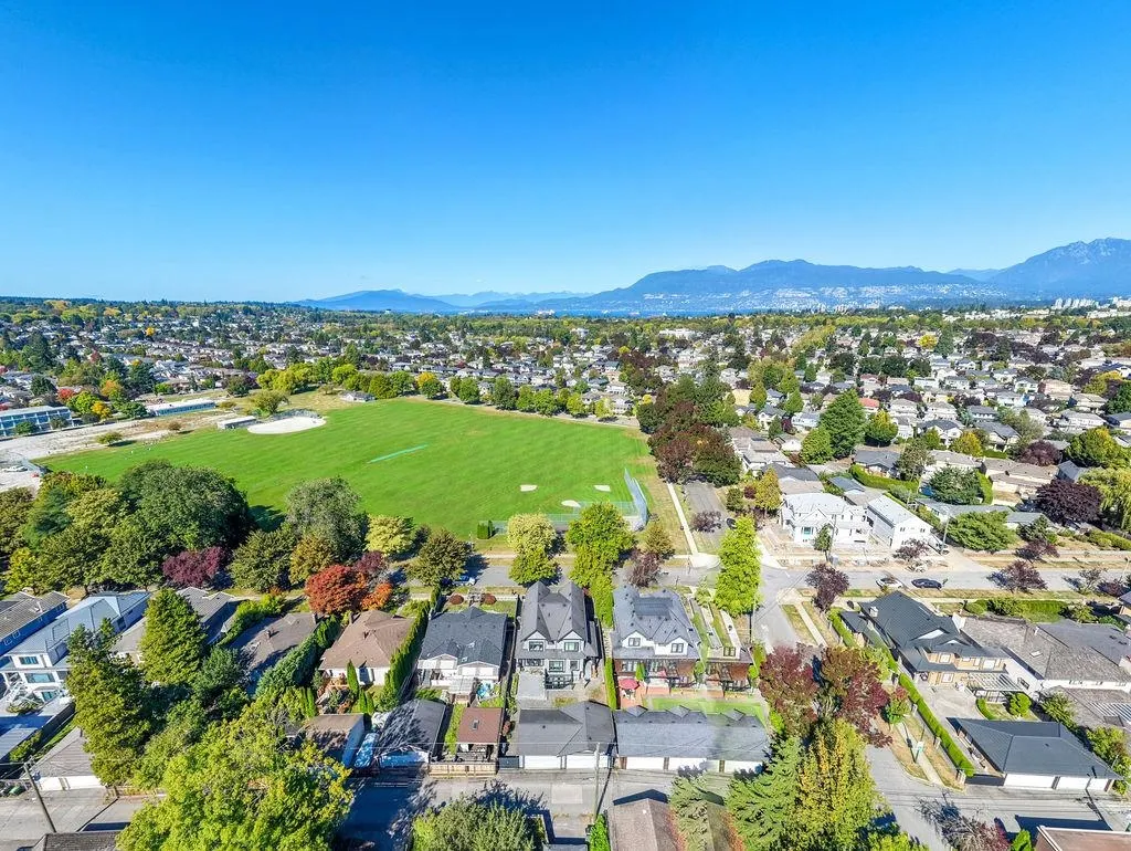 2398 Oliver Crescent