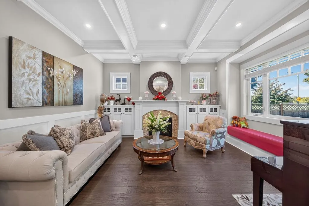 2398 Oliver Crescent