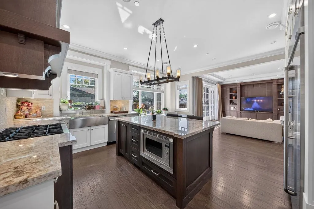 2398 Oliver Crescent
