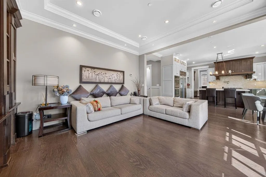 2398 Oliver Crescent