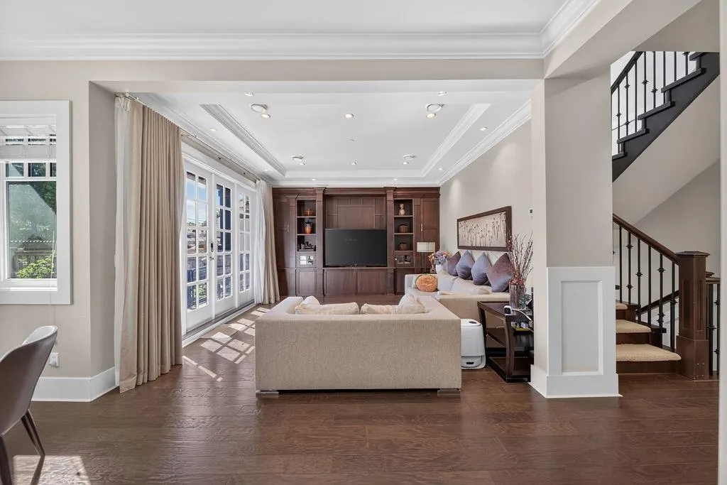 2398 Oliver Crescent