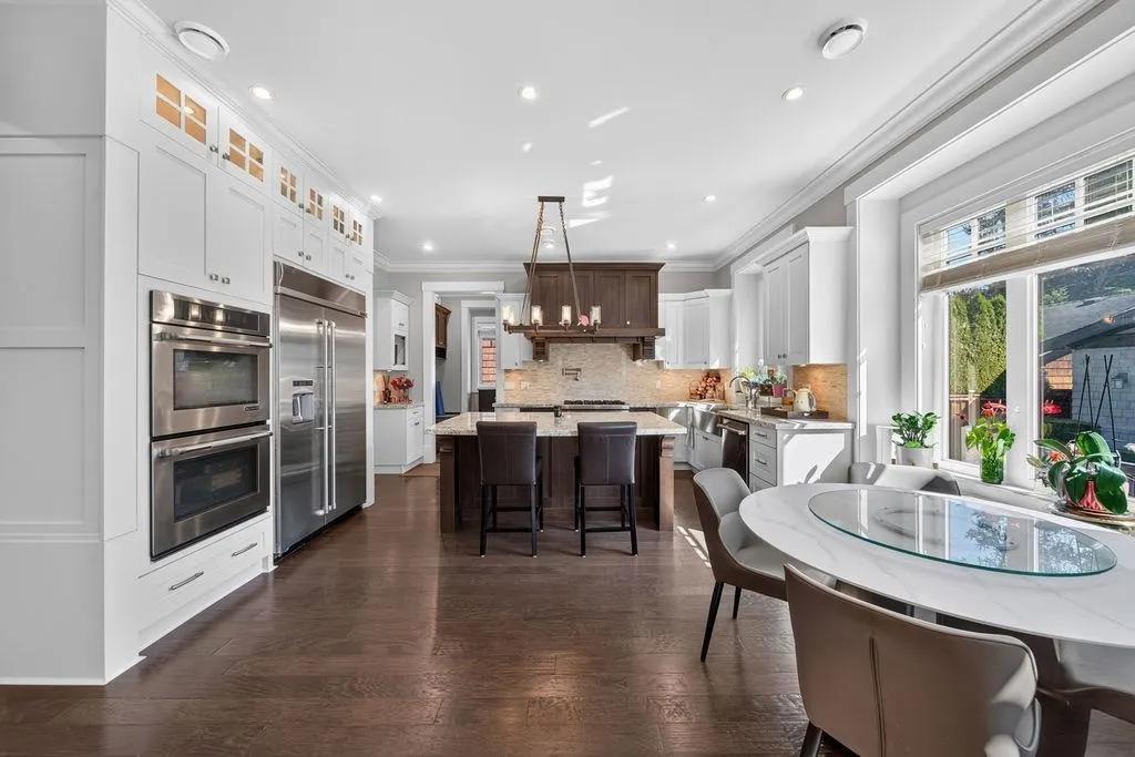 2398 Oliver Crescent