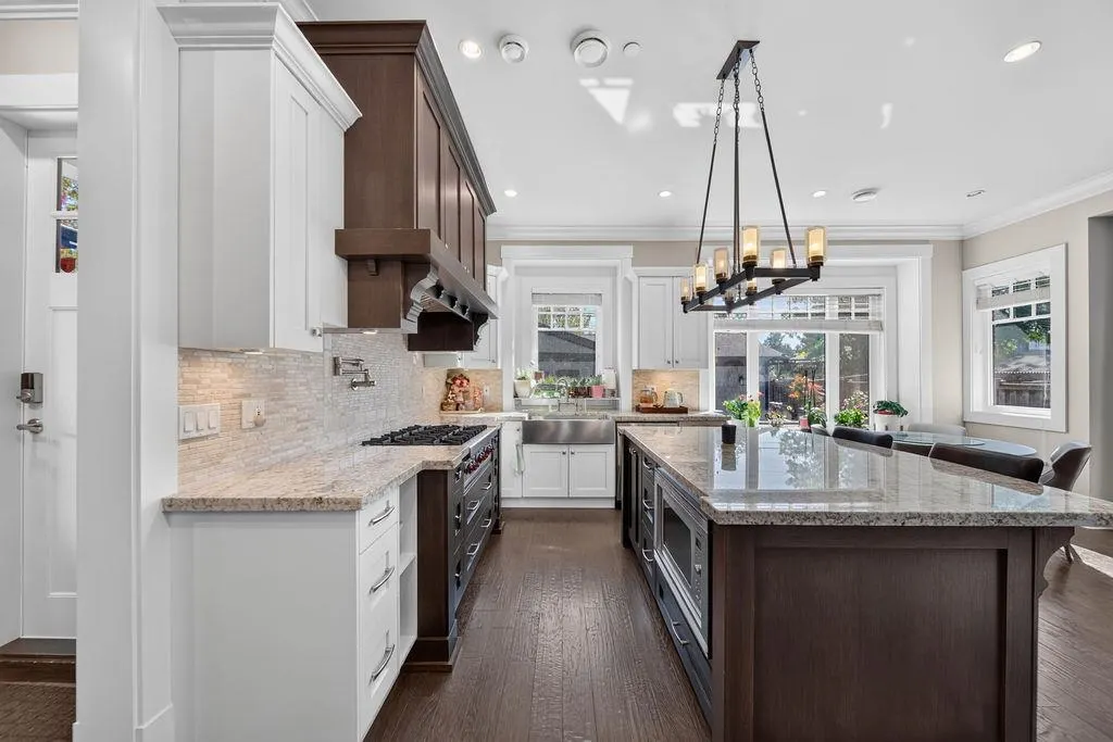 2398 Oliver Crescent