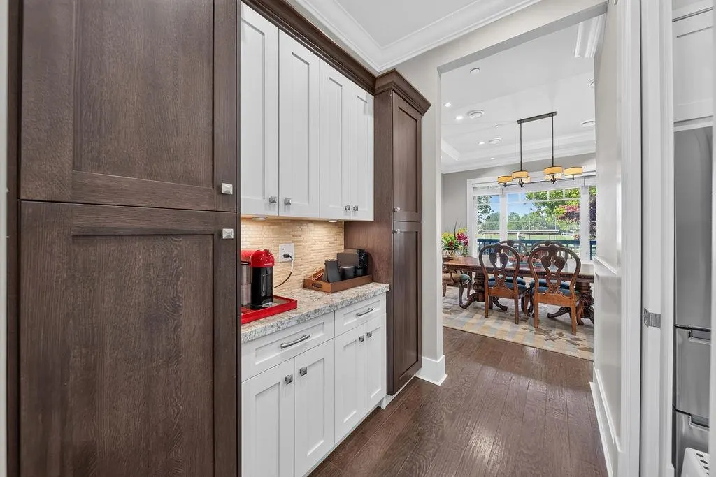 2398 Oliver Crescent
