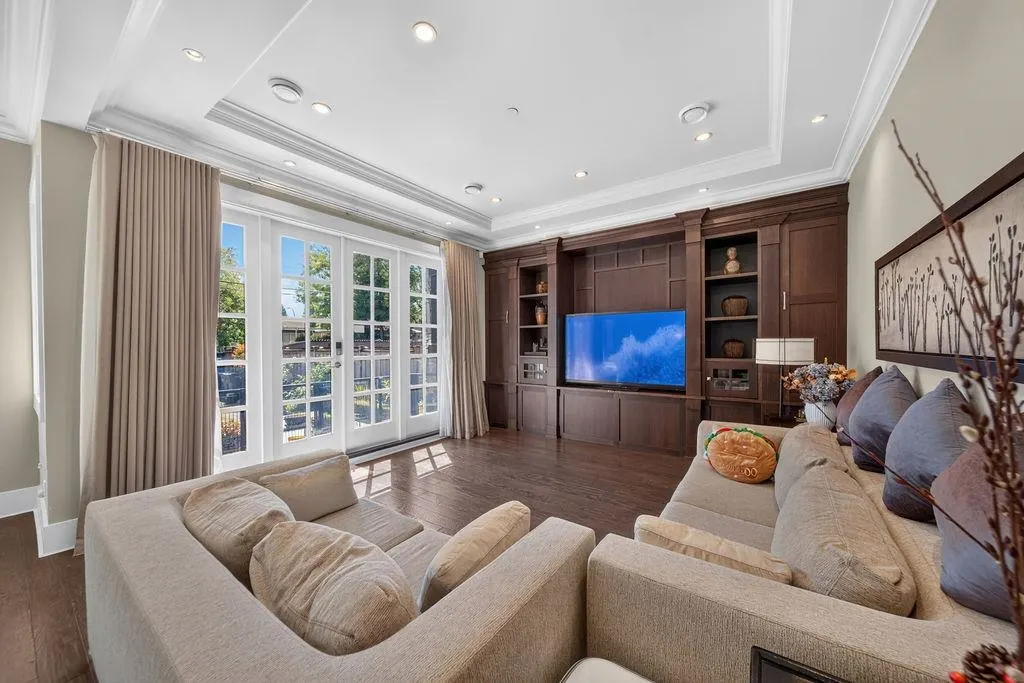 2398 Oliver Crescent