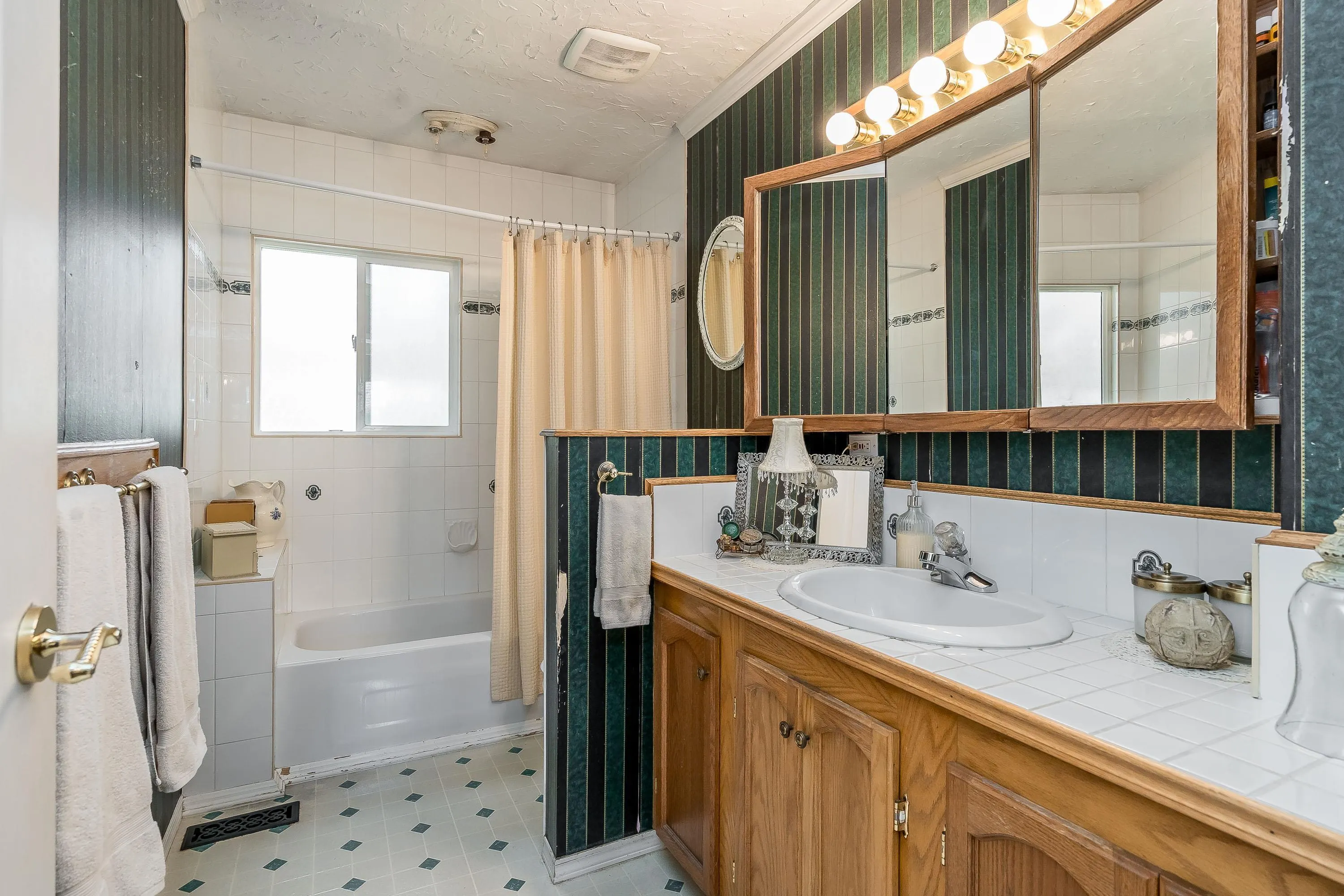 34257 Woodbine Crescent