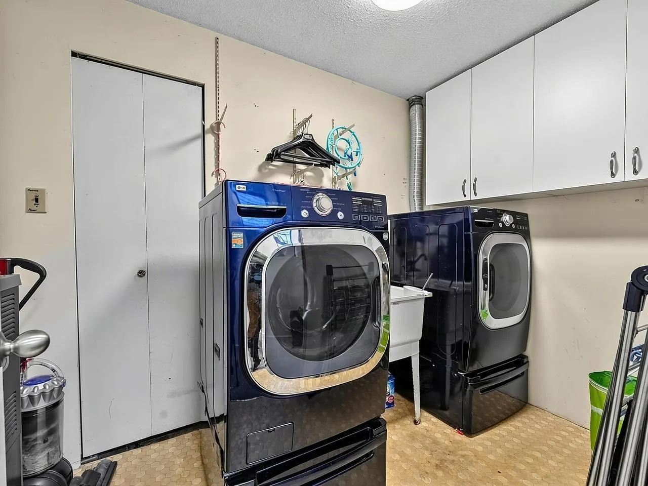 295 W 17th Avenue