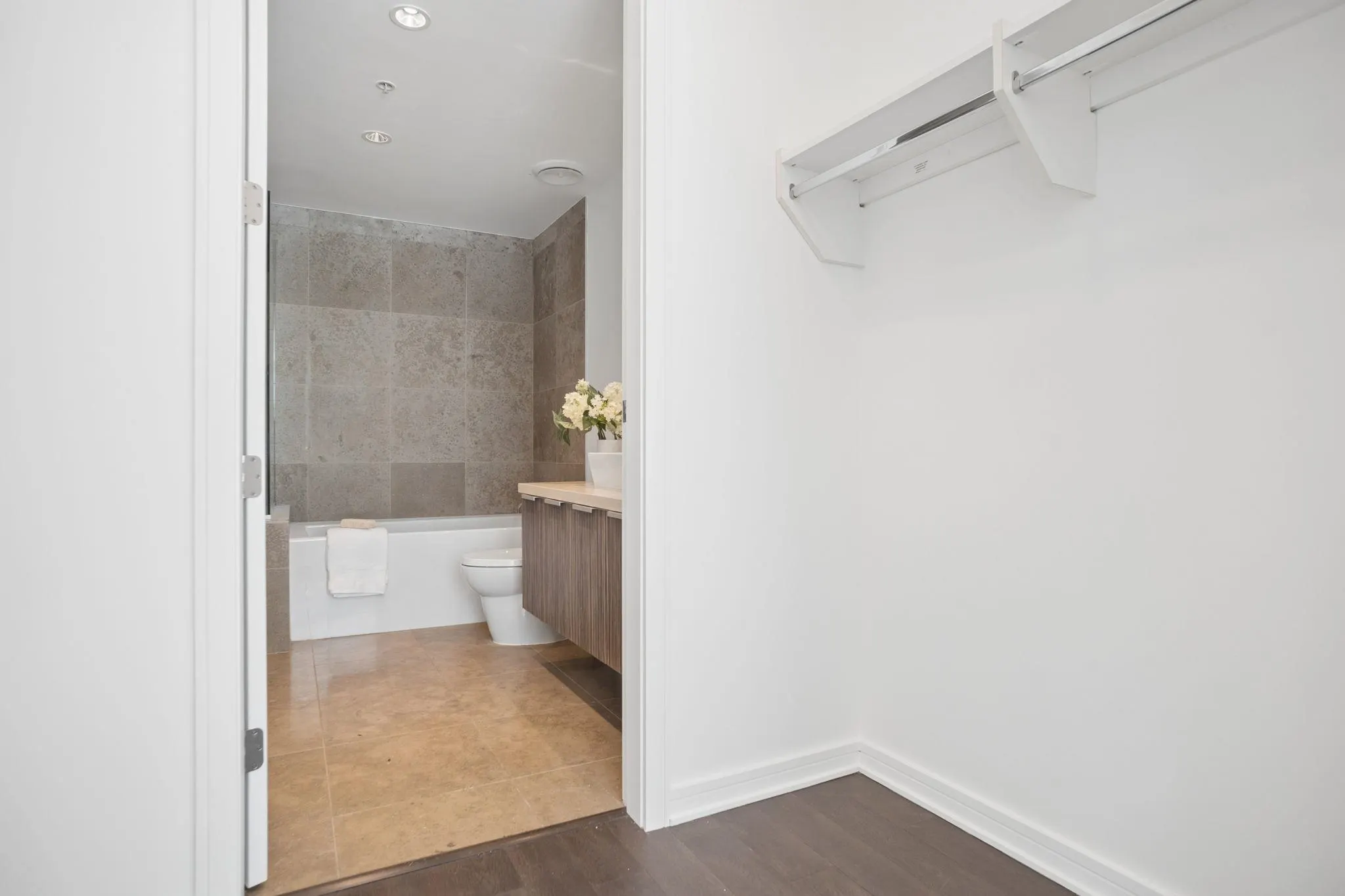 1661 Ontario Street #606