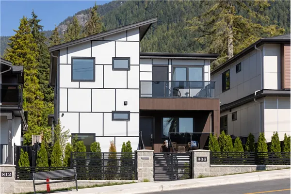 806 Montroyal Boulevard