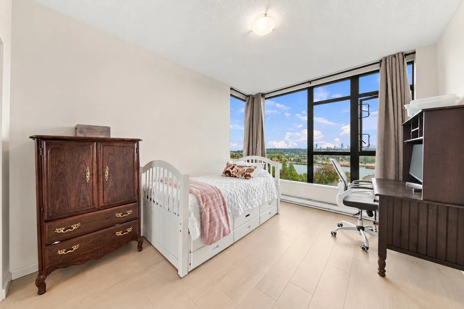 15 E Royal Avenue #903