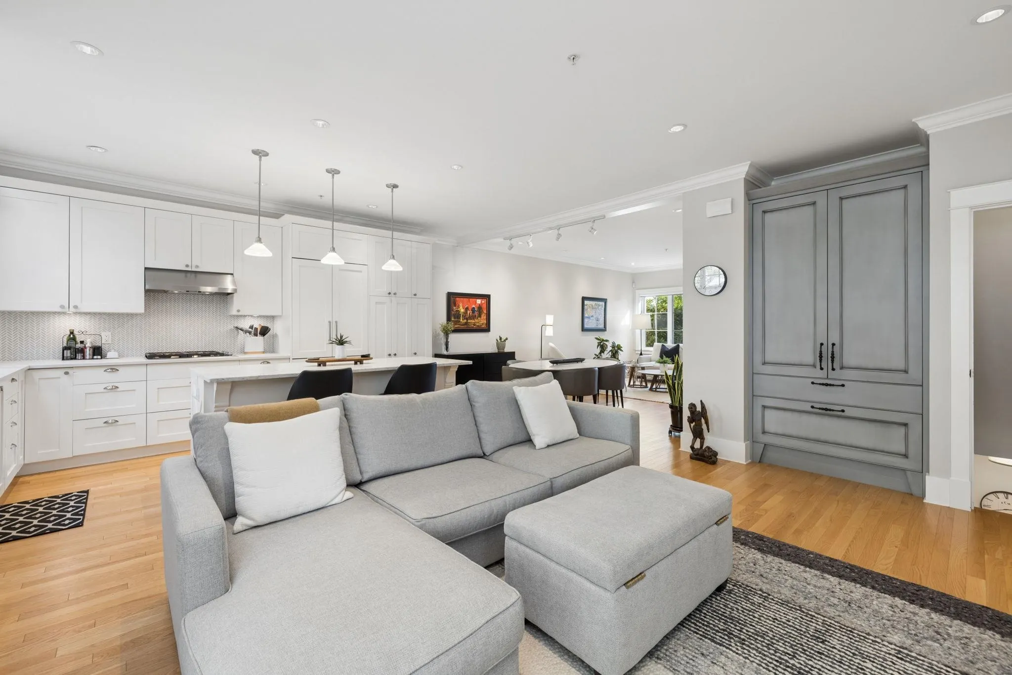 2015 Esquimalt Avenue