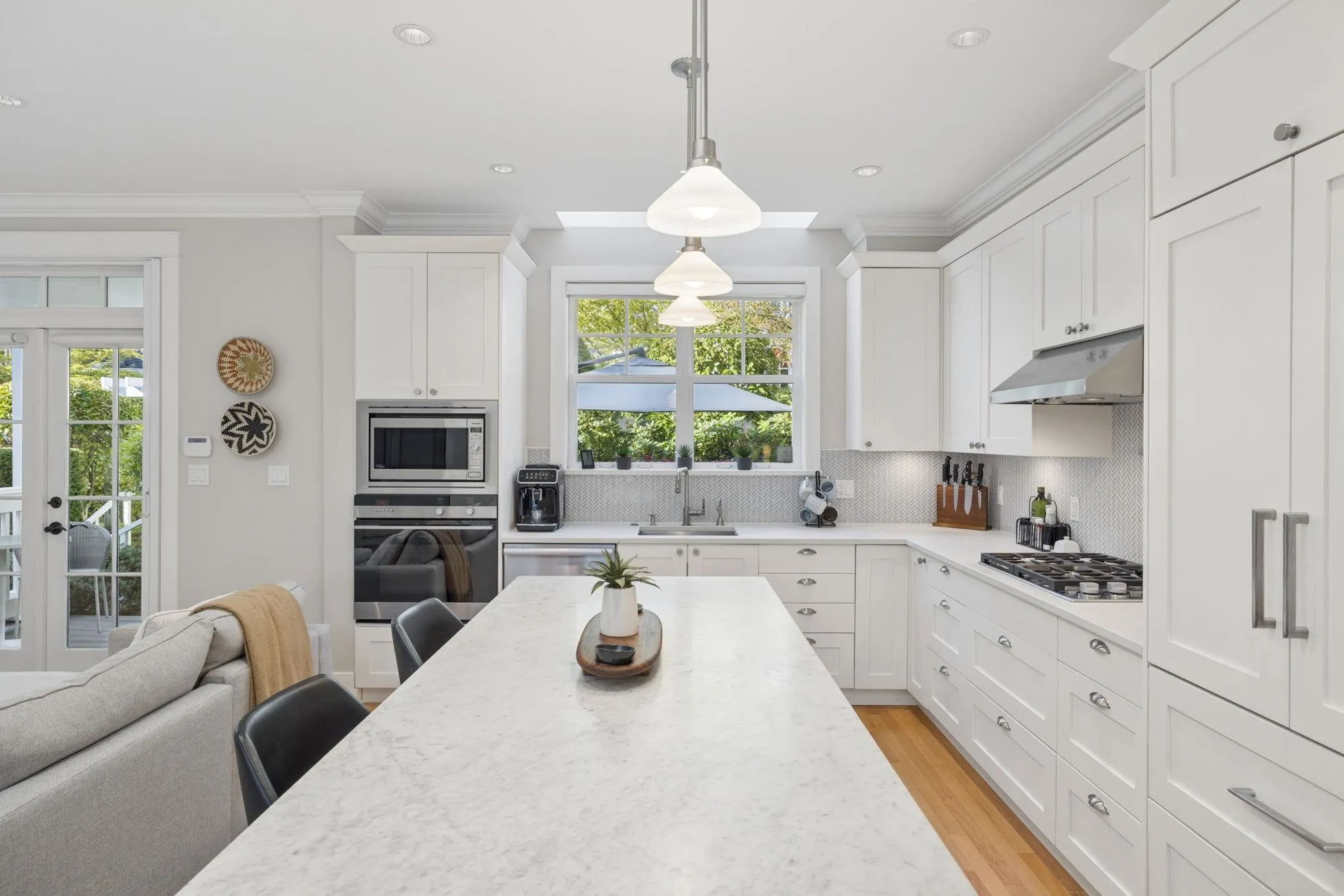 2015 Esquimalt Avenue