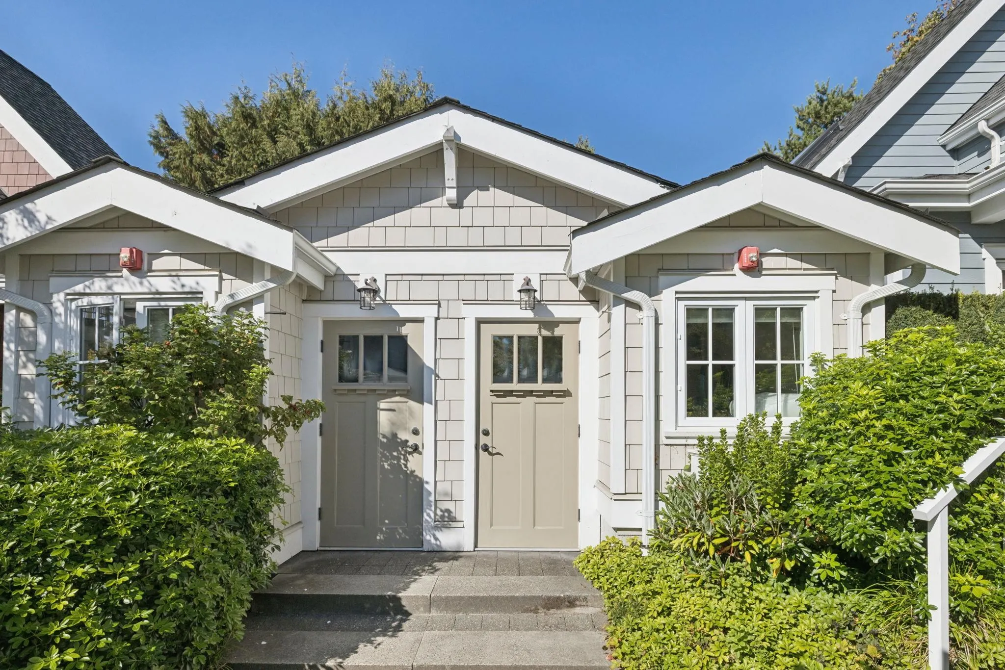 2015 Esquimalt Avenue