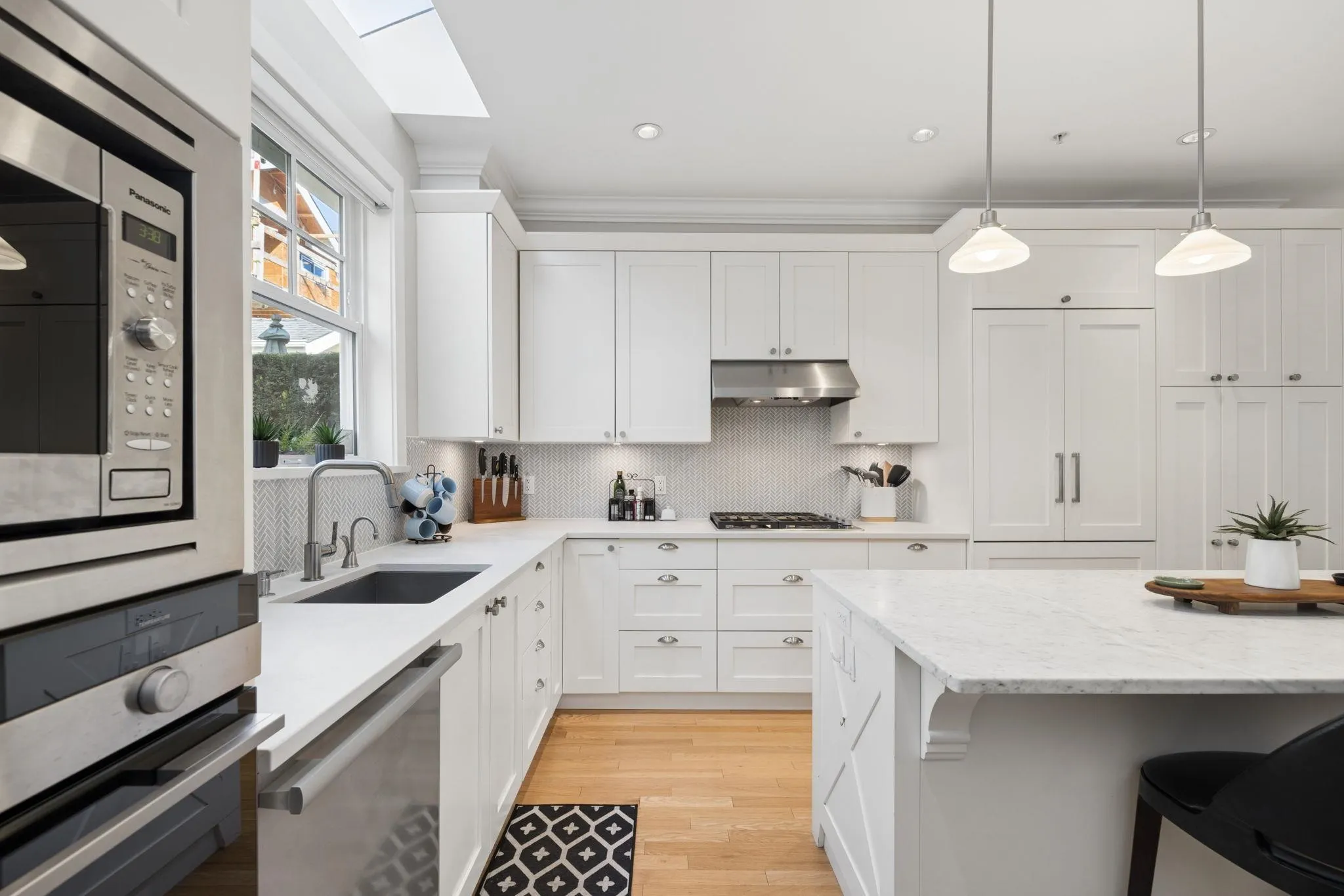 2015 Esquimalt Avenue